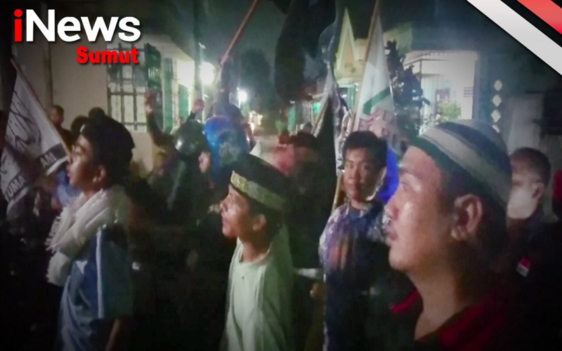 title Desak Kedai Tuak Ditutup, Ratusan Warga dan Pemilik Kedai Nyaris Bentrok Desak Kedai Tuak Ditutup, Ratusan Warga dan Pemilik Kedai Nyaris Bentrok