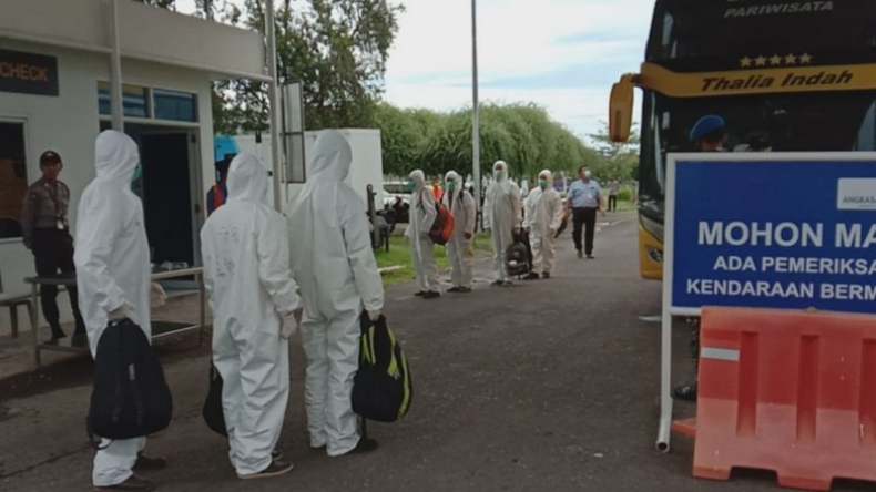 141 Warga Tiongkok di Sumsel Diterbangkan ke China Pakai Baju Hazmat