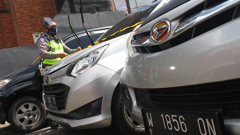 Deretan Mobil Travel Ditahan Polisi karena Melanggar Larangan Mudik - Bagian 2