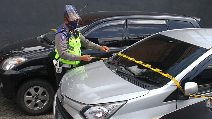 Deretan Mobil Travel Ditahan Polisi karena Melanggar Larangan Mudik - Bagian 1