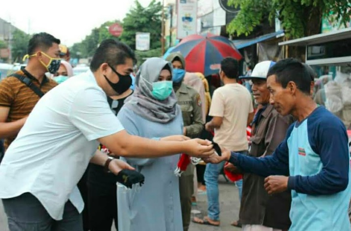 Tokoh Lintas Agama di Kendal Berbagi Takjil ke Pengguna Jalan