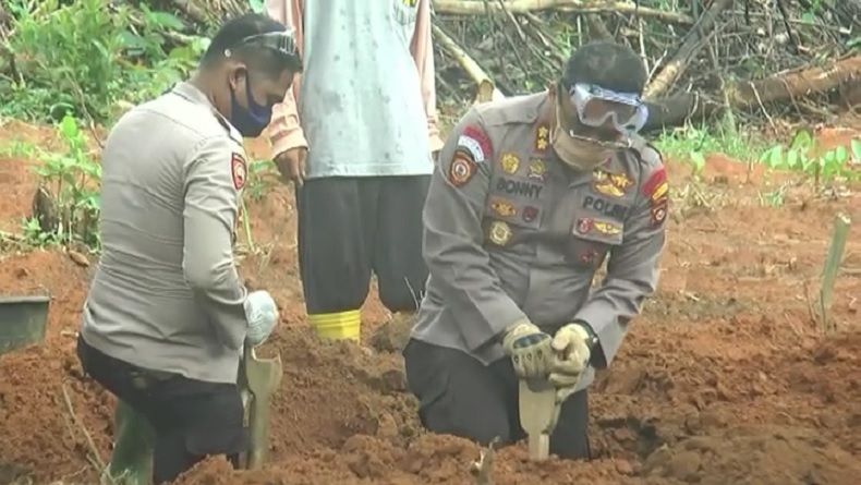 AKBP Sonny Triyanto, Perwira Polri yang Viral Gali Kubur dan Makamkan Jenazah Covid-19 di Palembang