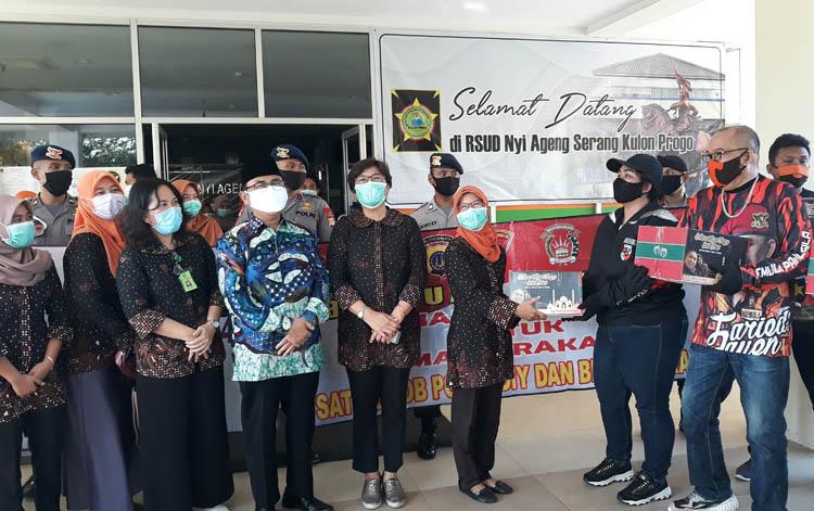 Usai Viral Sebar Uang di Jalanan, Yuni Astuti Bagi Bingkisan Lebaran untuk Tenaga Medis