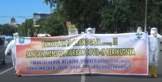 Kecewa Warga Abai Covid-19, Perawat Pakai APD di Pangkep Longmars ke Pasar