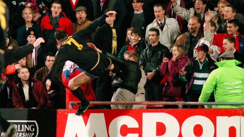 Eric Cantona melayangkan tendangan kungfu ke arah fans Crystal Palace. (Foto: The Sun)