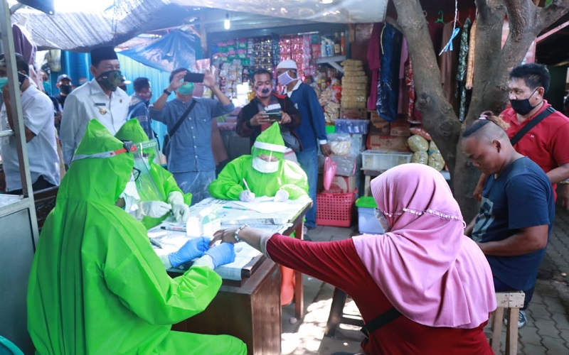Pengunjung Pasar Pekalongan Jalani Rapid Test, 2 di Antaranya Reaktif Covid-19