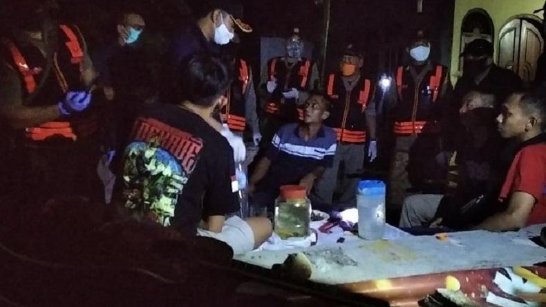 title Pesta Miras Malam Takbiran, Sejumlah Warga Madiun Diamankan Petugas Gabungan Pesta Miras Malam Takbiran, Sejumlah Warga Madiun Diamankan Petugas Gabungan