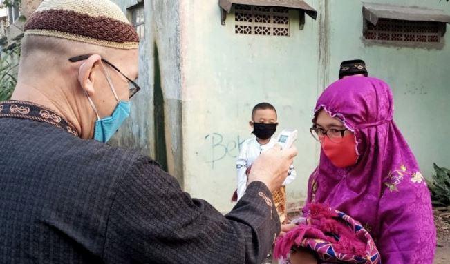 Petugas PMI Cek Suhu Tubuh Warga Cileunyi yang Salat Id