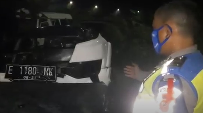 Pecah Ban, Minibus Terbakar di Tol Cipali Majalengka, 2 Pemudik Luka Bakar