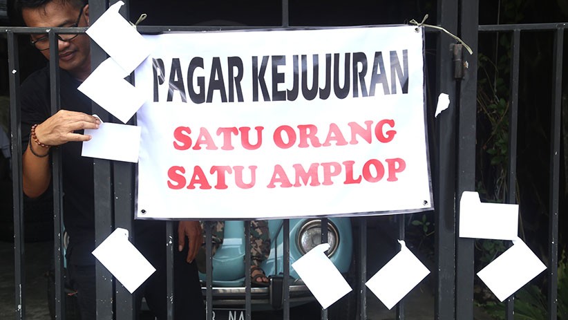Warga Sidoarjo Ini Pakai Cara Unik Berbagi Amplop Lebaran - Bagian 5