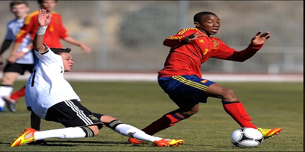 Bentuk tubuh kerempeng Adama Traore (foto: The Sun)