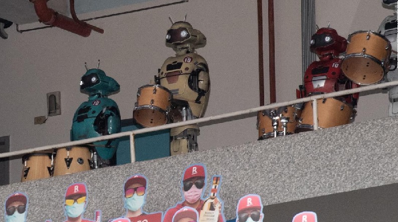 Robot drummer dipakai untuk menghidupkan atmosfer pertandingan di stadion (foto: Summarize)