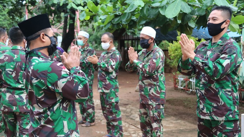 title Satgas Yonif 411 di Papua Rayakan Lebaran dengan Sederhana di Tengah Pandemi Covid-19 Satgas Yonif 411 di Papua Rayakan Lebaran dengan Sederhana di Tengah Pandemi Covid-19