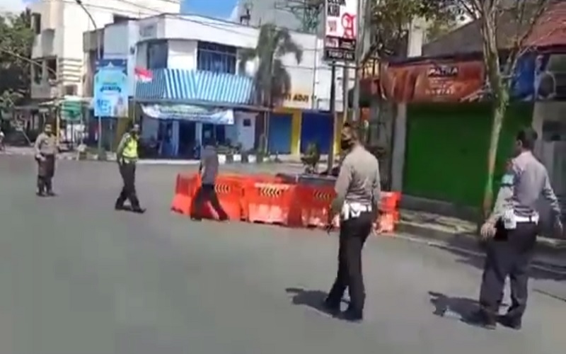 Viral Pria Ngamuk Bongkar Portal Jalan di Wonosobo, Polisi Malah Tepuk Tangan