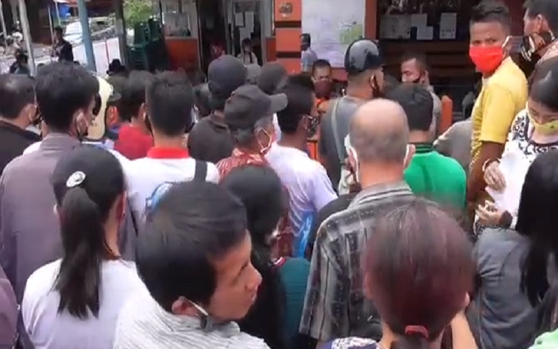 Abaikan Protokol Kesehatan, Ratusan Warga Gunungsitoli Berdesakan Ambil BST