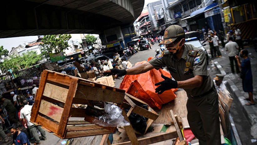 Satpol PP Bongkar Lapak Pedagang Pasar Pagi Asemka - Bagian 2