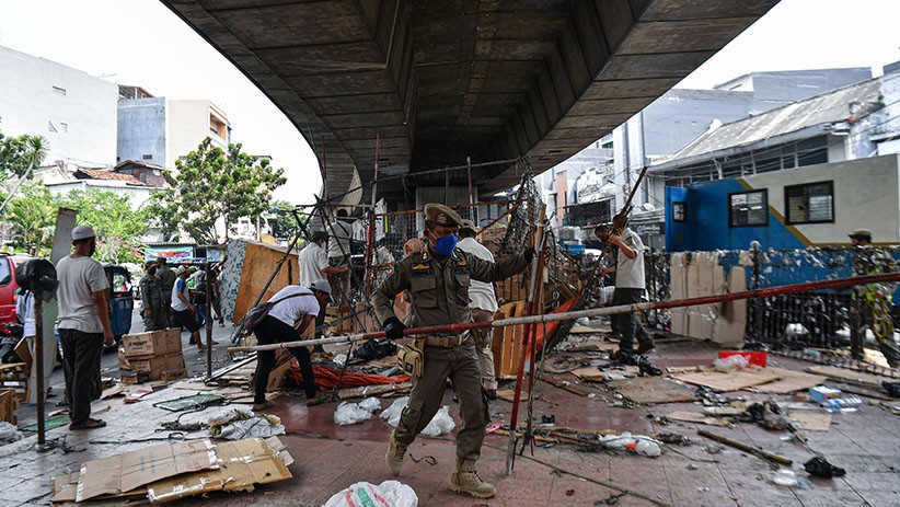 Satpol PP Bongkar Lapak Pedagang Pasar Pagi Asemka - Bagian 1