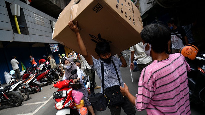 Satpol PP Bongkar Lapak Pedagang Pasar Pagi Asemka - Bagian 4