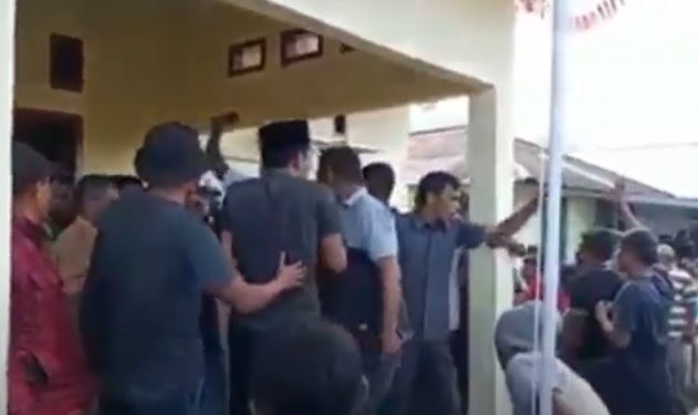 Protes BLT Dana Desa, Ratusan Warga di Halmahera Selatan Rusak Balai Desa
