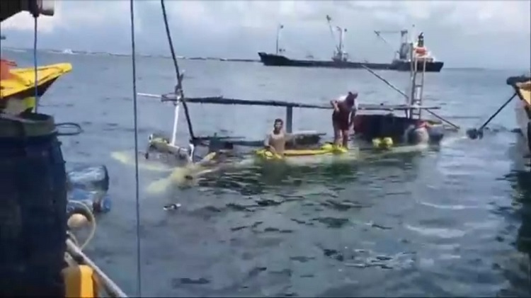 Kapal LCT Angkut Ekskavator Terbalik di Sungai Mentangai Kapuas