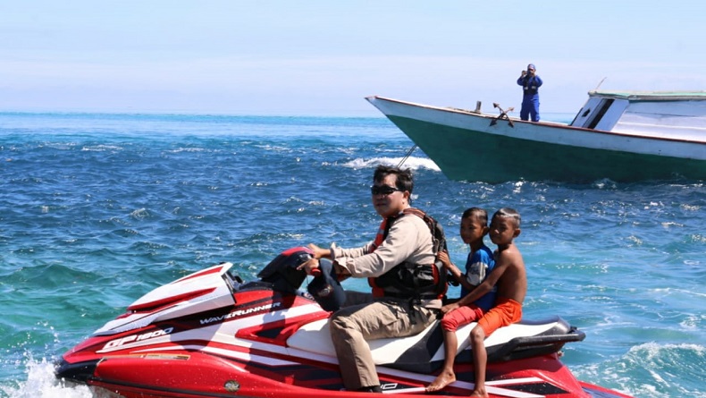 Wagub Sulut Hibur Anak-Anak Pesisir Terdampak Covid-19 Keliling Pantai dengan Jet Ski