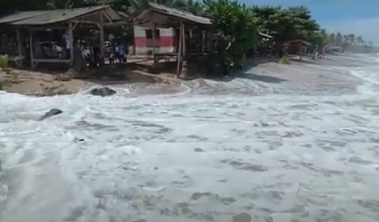 title Ombak 4 Meter Rusak Puluhan Bangunan di Pinggir Pantai Bagedur Lebak Ombak 4 Meter Rusak Puluhan Bangunan di Pinggir Pantai Bagedur Lebak