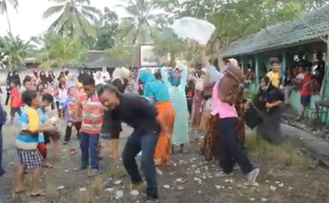title Objek Wisata Batal Dibuka, Ratusan Pedagang di Pandeglang Hancurkan Dagangan Objek Wisata Batal Dibuka, Ratusan Pedagang di Pandeglang Hancurkan Dagangan