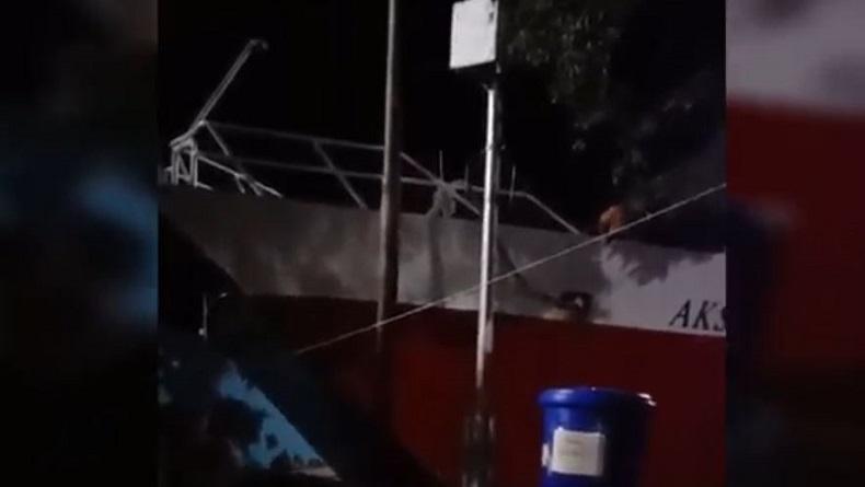 title Kapal KM Aksar Saputra Berpenumpang Ratusan Orang Tabrak Dermaga Pelabuhan Muna Kapal KM Aksar Saputra Berpenumpang Ratusan Orang Tabrak Dermaga Pelabuhan Muna