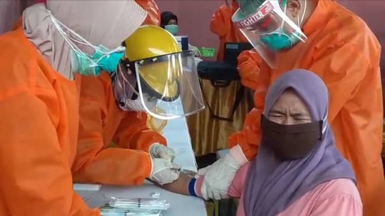 Nekat Berjualan, Dinkes Jember Paksa Ratusan Pedagang Jalani Rapid Test