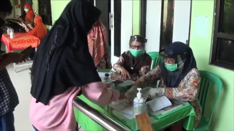Puluhan Calon Siswa Baru di Mojokerto Antre Mendapatkan Kartu Sehat