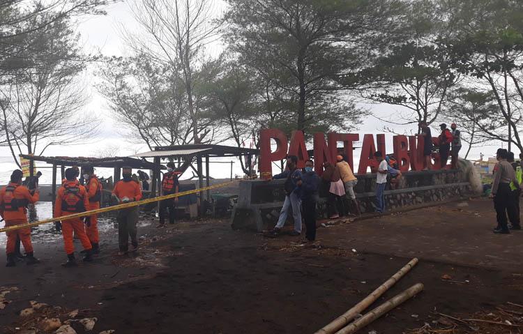  Gelombang Tinggi di Pantai Selatan Kulonprogo Jadi Daya Tarik bagi Wisatawan