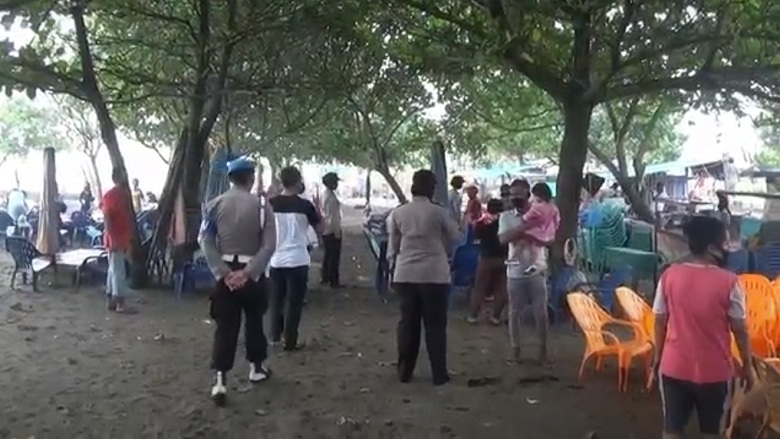 Jelang PSBB Berakhir, Polisi Bubarkan Paksa Wisatawan di Pantai Purus Padang