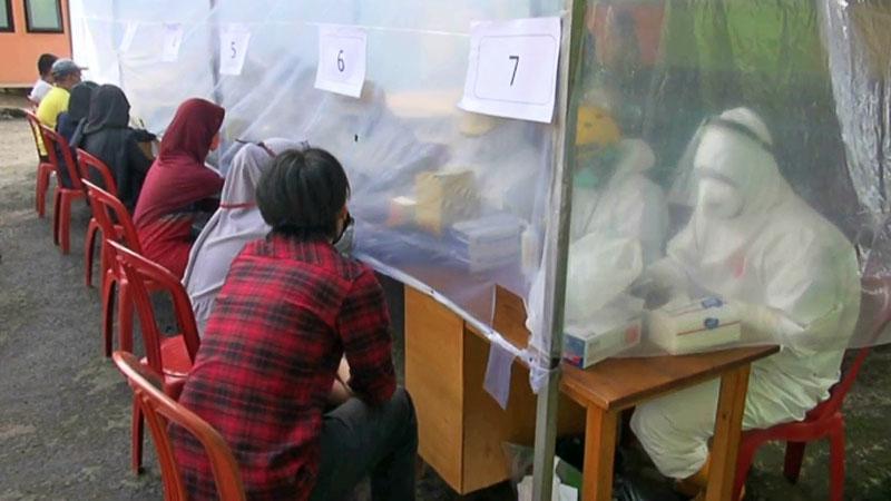 Satu Positif Covid-19, Ratusan Pedagang Pasar Kasomalang Subang Jalani Rapid Test