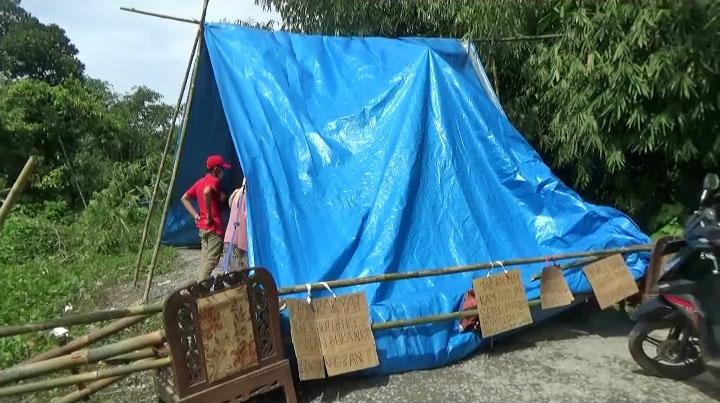 Warga Terdampak Proyek Kereta Cepat di Purwakarta Dirikan Tenda di Tengah Jalan