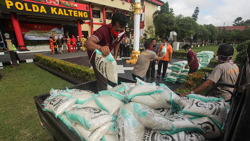 TNI-Polri Distribusikan Ribuan Sembako untuk Warga Terdampak Covid-19 - Bagian 2