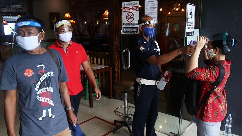 New Normal, Pengunjung Plaza Marina Surabaya Wajib Pakai Pelindung Wajah - Bagian 3