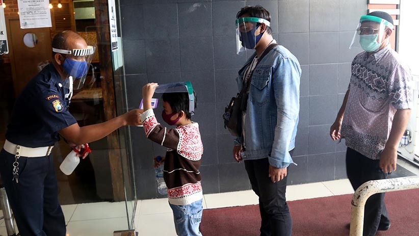 New Normal, Pengunjung Plaza Marina Surabaya Wajib Pakai Pelindung Wajah - Bagian 5