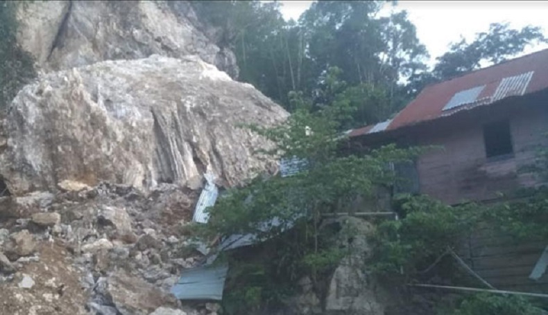 Batu Besar di Lereng Bukit Menggeliding Nyaris Timpa Rumah Warga