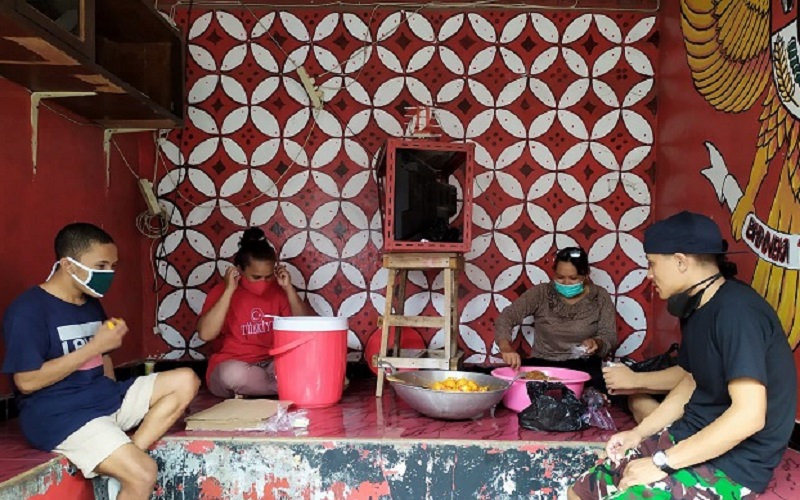 Warga Yogyakarta Bagikan Nasi Bungkus untuk Mahasiswa yang Tak Mudik