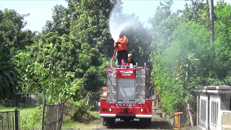 Tekan Angka Penyebaran Covid-19, Polda Malut Lakukan Penyemprotan Massal