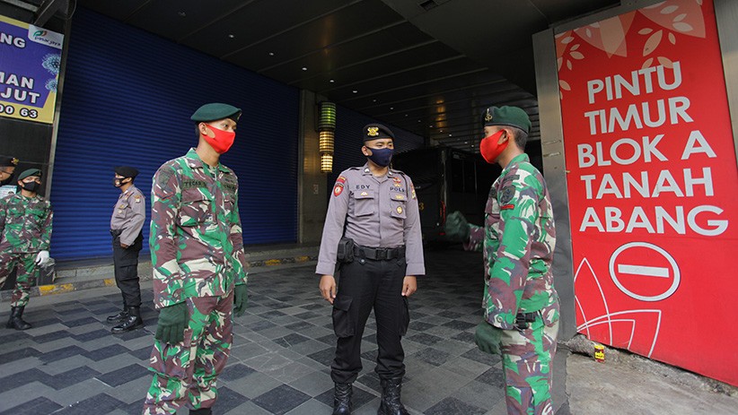 TNI-Polri Kawal Penerapan New Normal di Pusat Kegiatan Masyarakat - Bagian 4