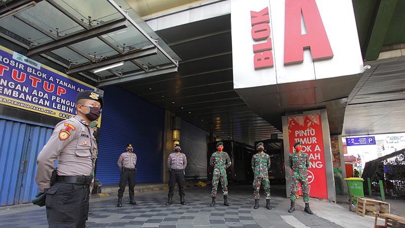 TNI-Polri Kawal Penerapan New Normal di Pusat Kegiatan Masyarakat - Bagian 1