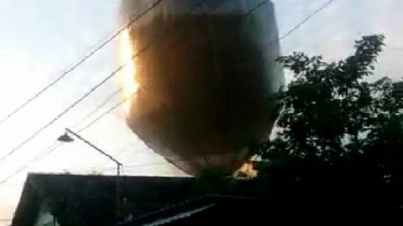 Jatuh di Atap, Balon Udara Nyaris Bakar Rumah Ketua RT di Madiun