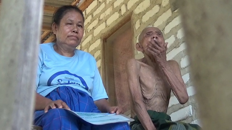 Seumur Hidup, Pasangan Lansia Miskin di Sampang Ini Tak Pernah Tersentuh Bantuan