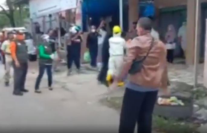 title Anaknya Dijemput Petugas, Orangtua Pasien Positif Covid-19 di Mamuju Ngamuk Anaknya Dijemput Petugas, Orangtua Pasien Positif Covid-19 di Mamuju Ngamuk