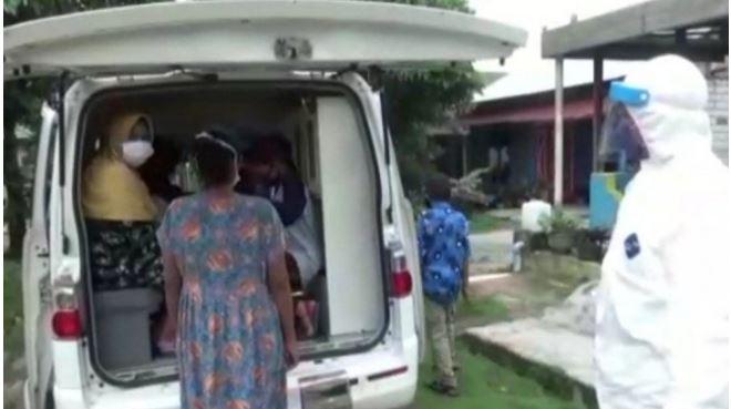 Aksi Anggota TNI AL Jadi Sopir Ambulans Covid-19 Dadakan saat Jemput Warga untuk Tes Swab