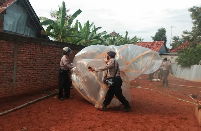 Syawalan, Warga Pekalongan Nekat Terbangkan Balon Berpetasan meski Dilarang