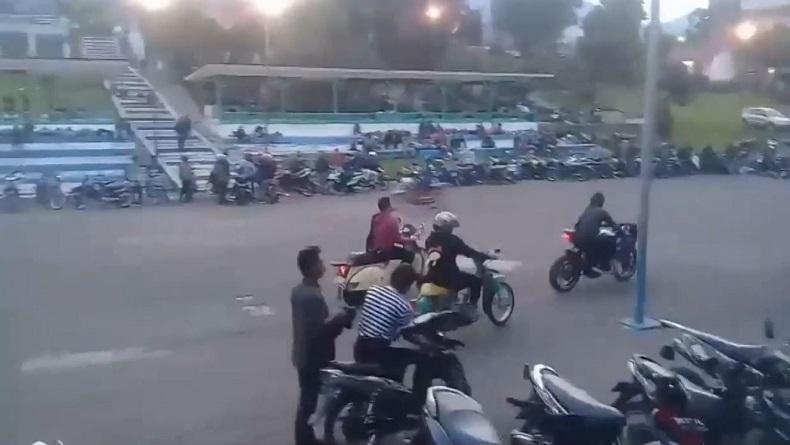 Ratusan Motor dengan Knalpot Blong Kebut-Kebutan di Danau Toba, Warga Terganggu