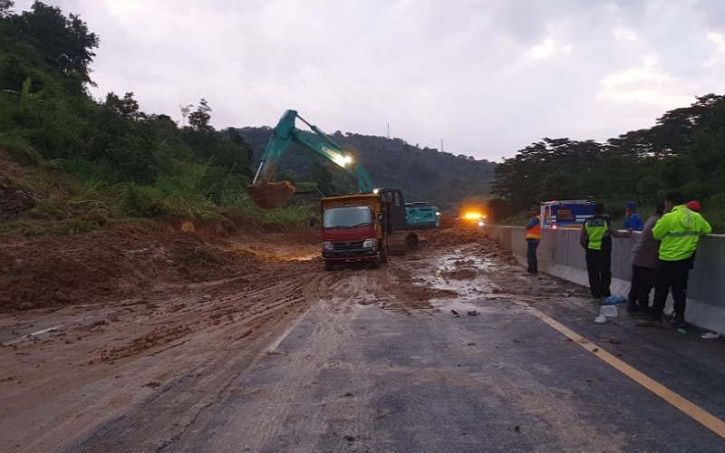 title Tanah Longsor Timbun Ruas Tol Semarang-Solo di KM 426, Kendaraan Dialihkan Tanah Longsor Timbun Ruas Tol Semarang-Solo di KM 426, Kendaraan Dialihkan