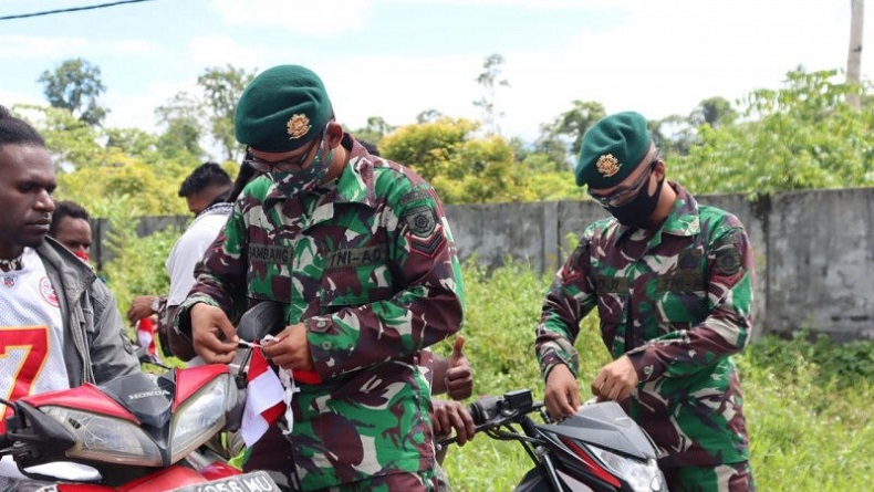 Peringati Hari Pancasila di Timika, TNI Pasang Bendera Merah Putih di Kendaraan Warga